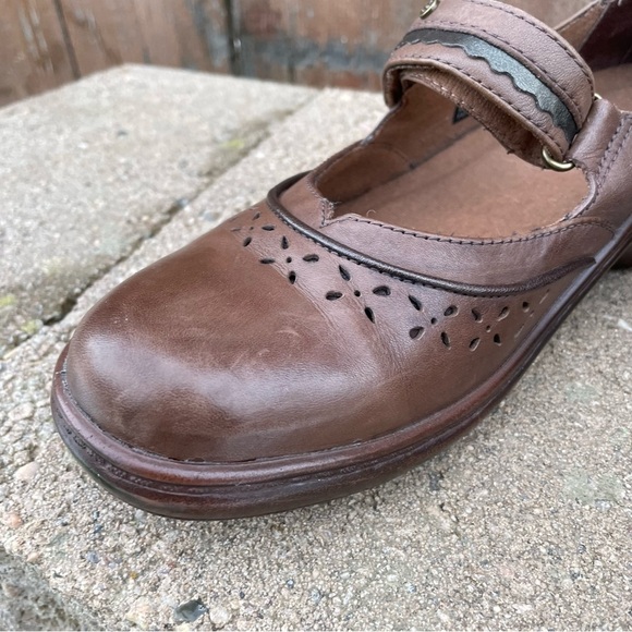 ARAVON Women’s Dolly Mary Jane Flat Brown Leather Size 8 - Picture 13 of 15